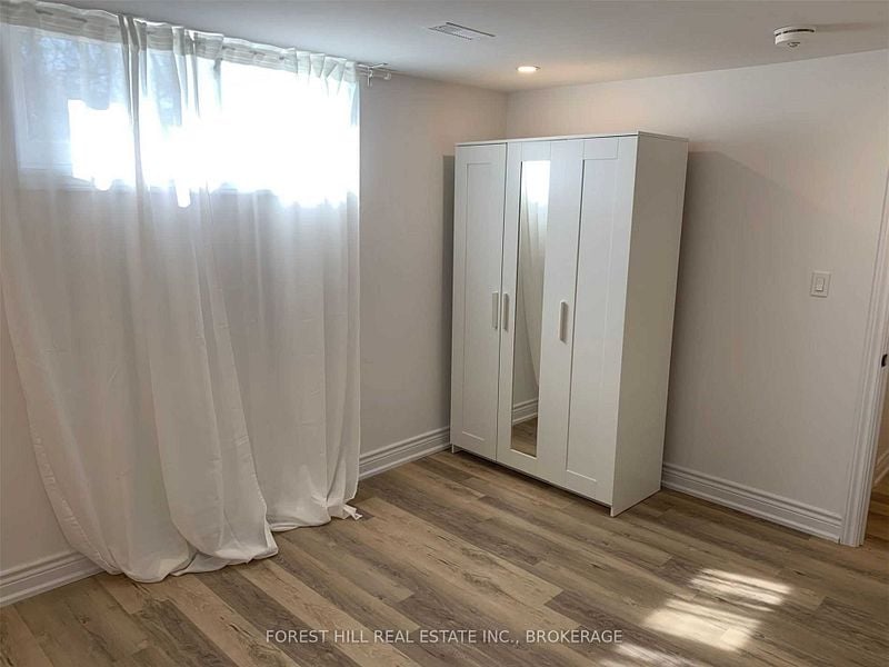 291 Brighton Ave Unit: Lower