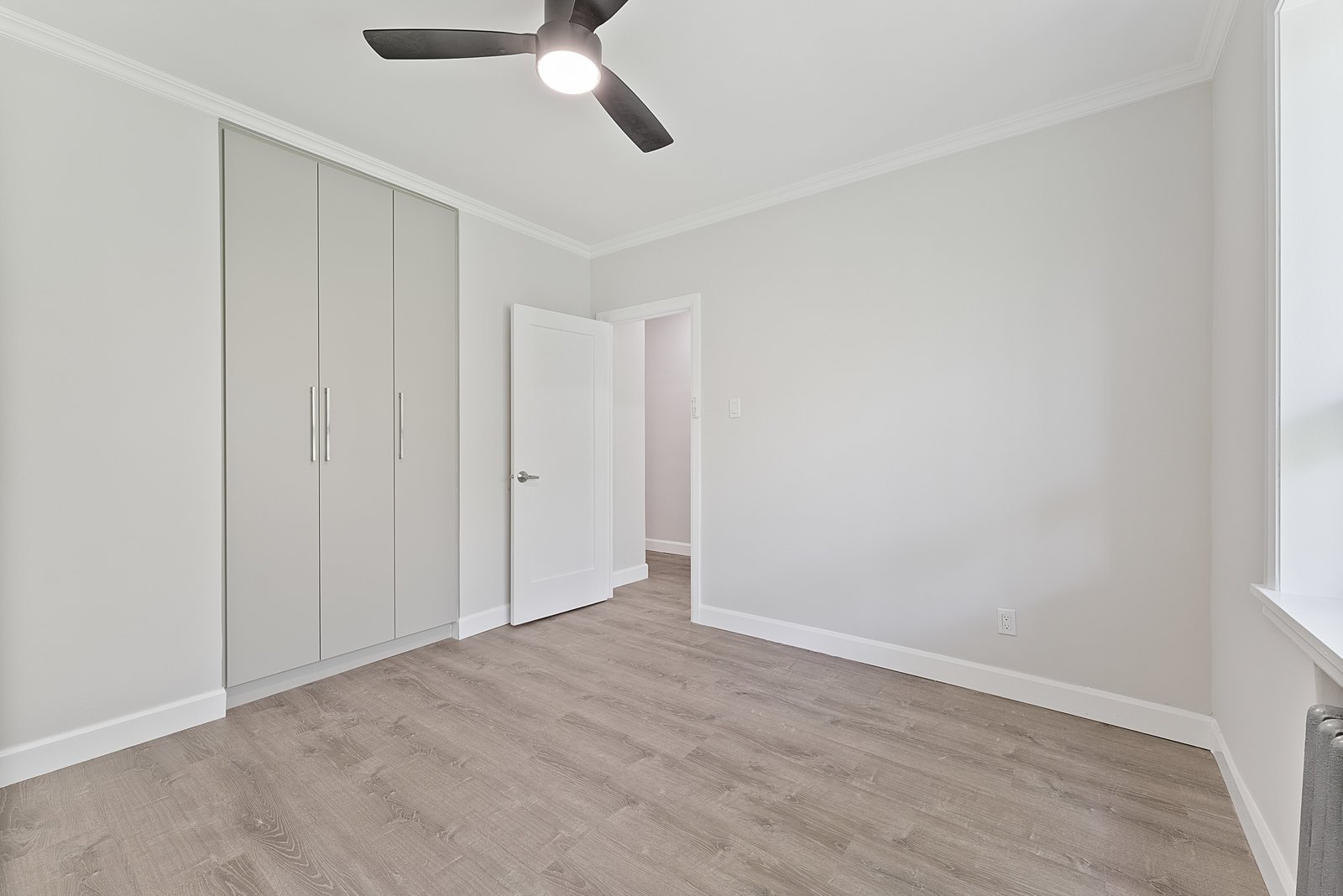 24 Shallmar Boulevard 311, Toronto C04 Unit: 311