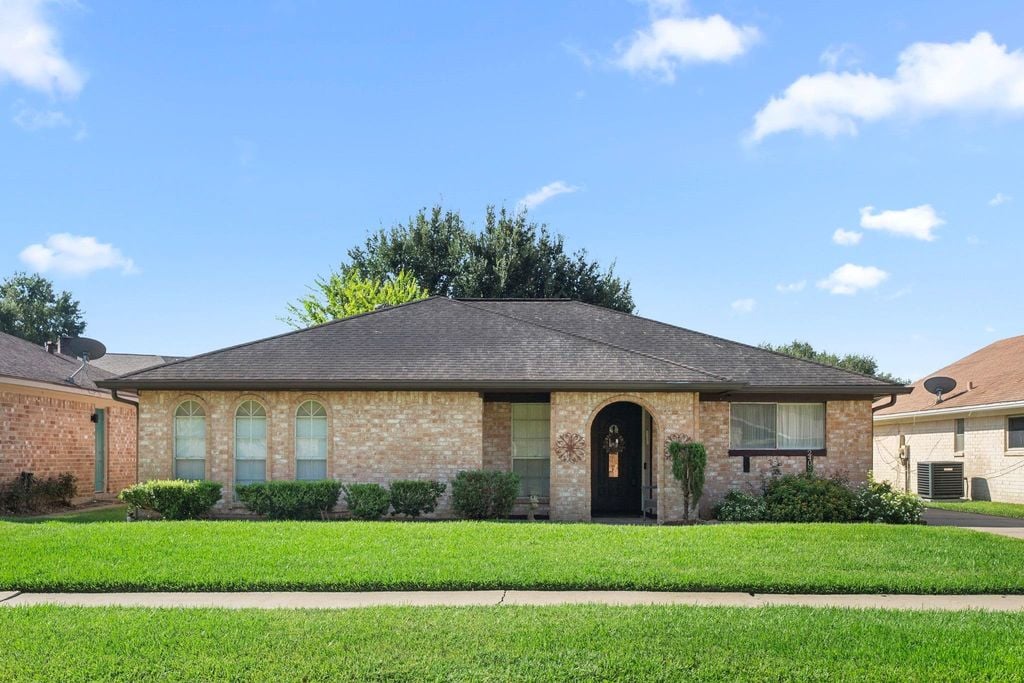 2403 Bradford Dr