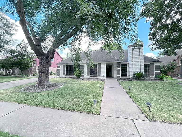 15402 Paladora Dr