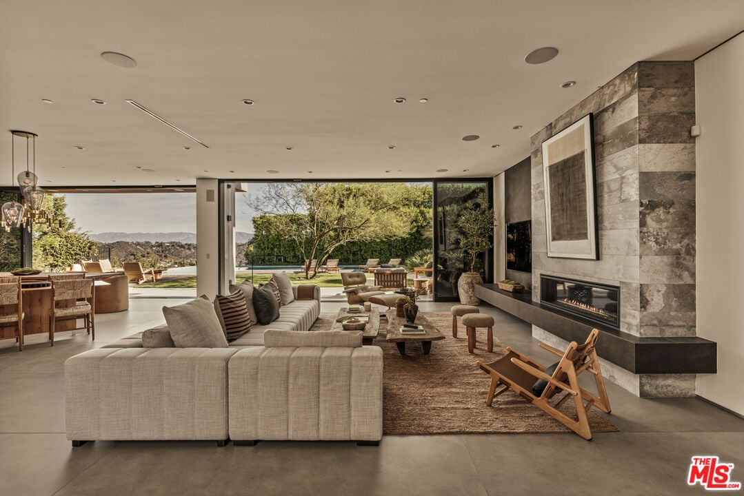 Aria Vista, Stradella Rd, 90077