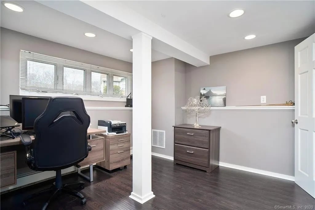 28 Surrey Dr, Norwalk