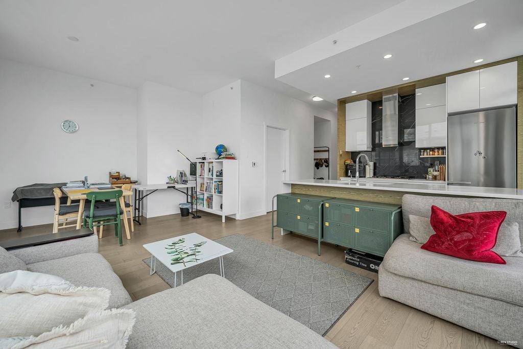 6733 Cambie St, #501
