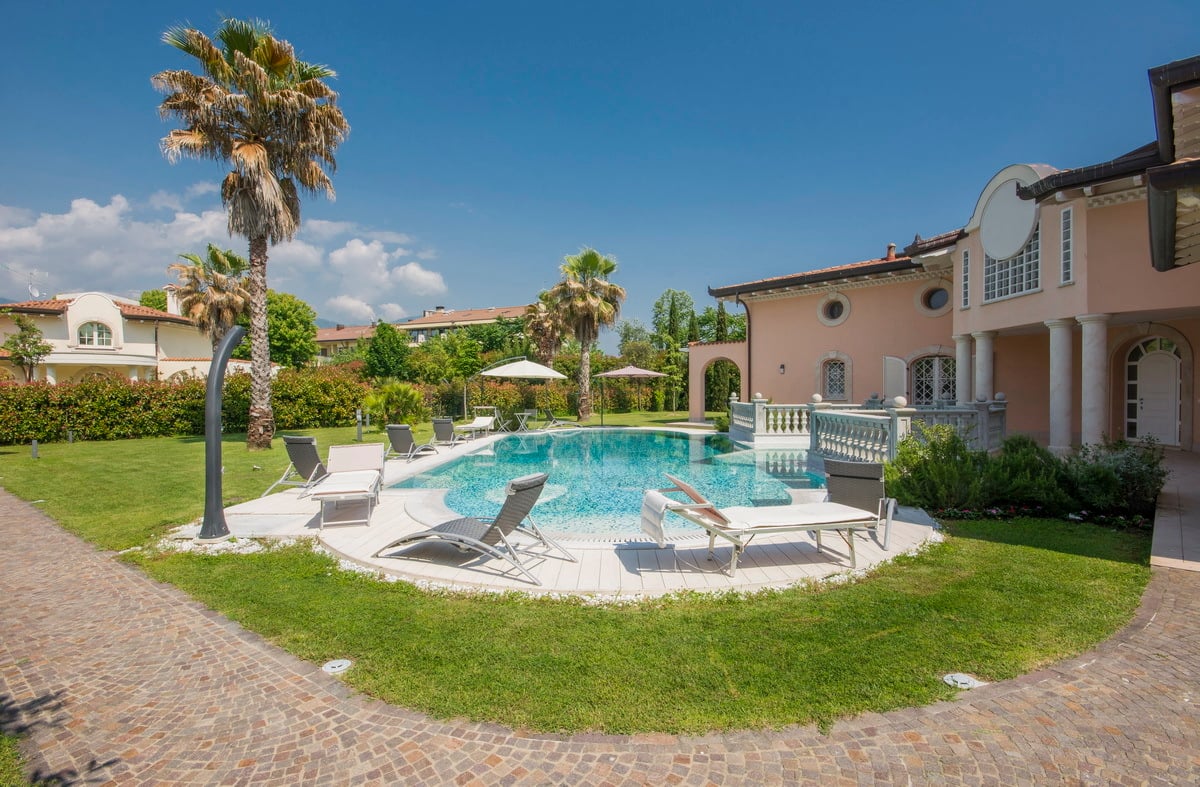 New Luxury Villa with Large Pool and Gardens in Forte dei Marmi