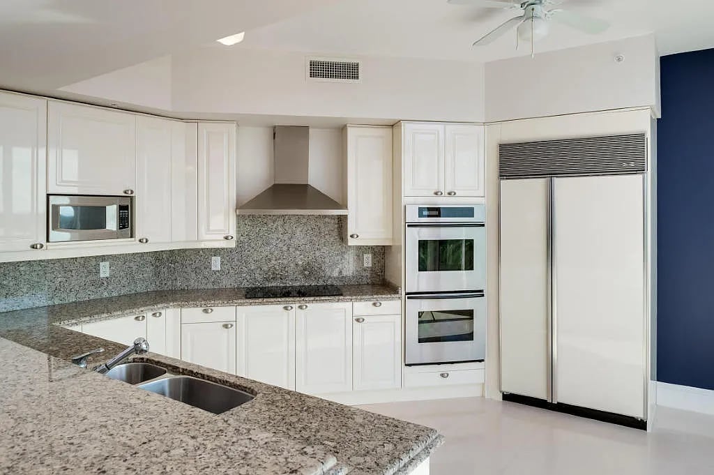 1063 Hillsboro Mile Apt 404