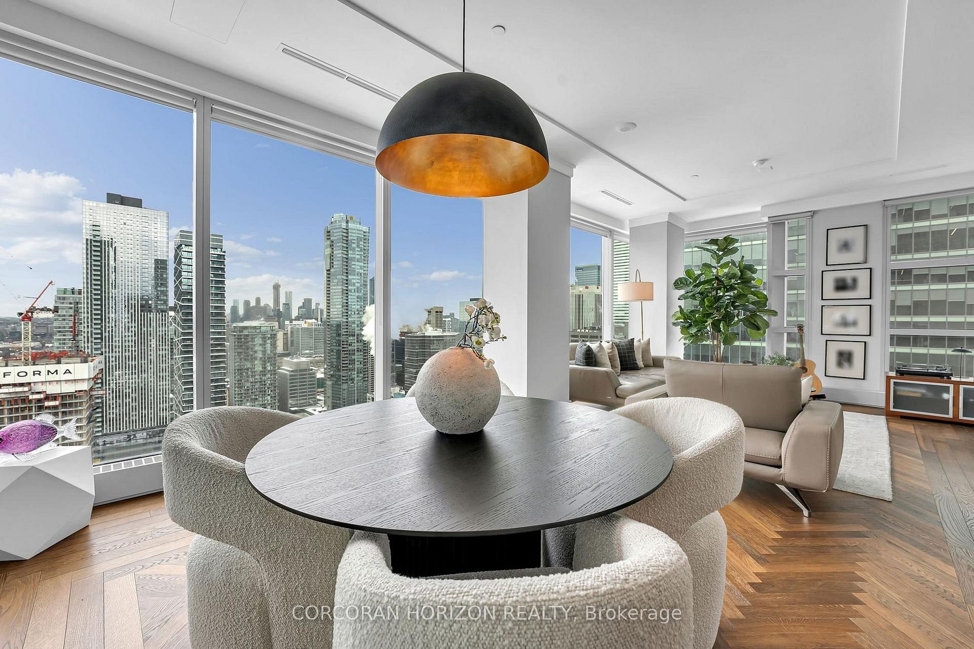 5-STAR LIVING AT THE RITZ
