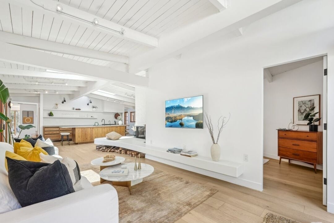 Sunset Crest Dr, 90046