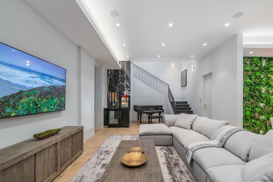 Silverreach Pavilion, N Hillcrest Rd, 90210