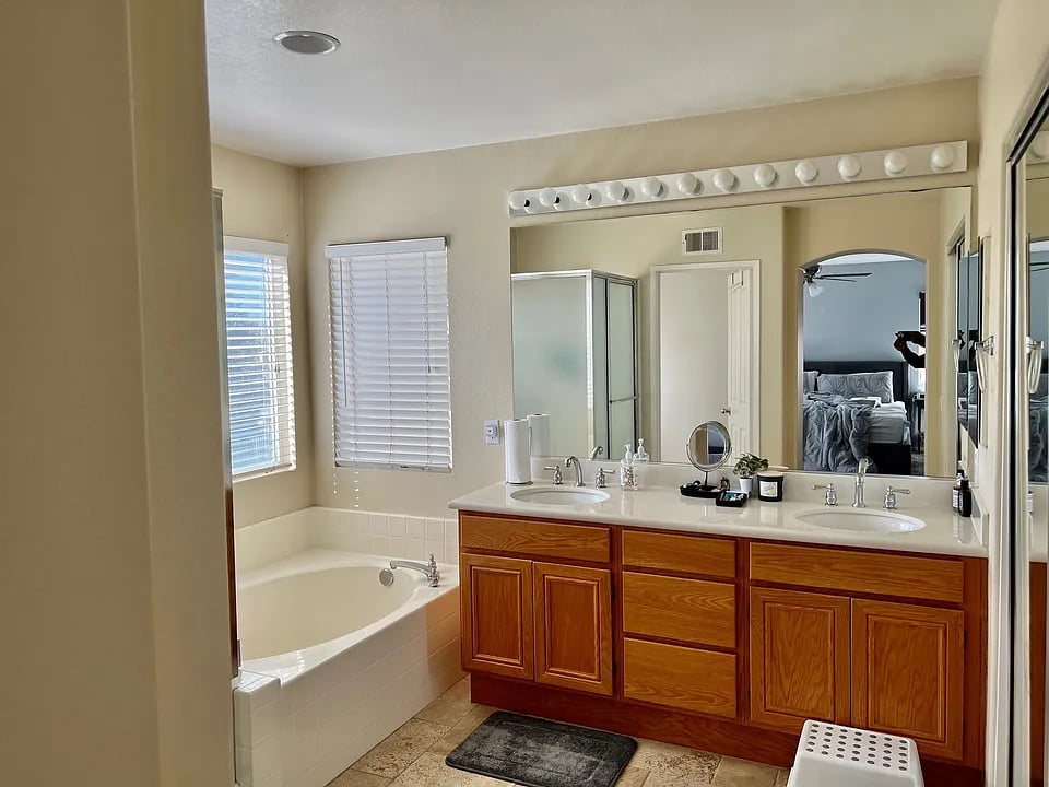 2446 Falcon Valley Dr