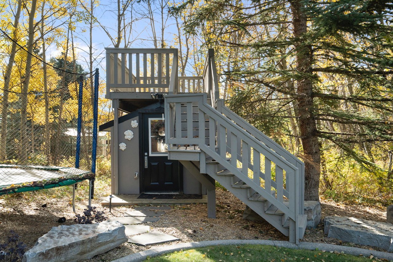 19 Bearspaw Ridge Crescent