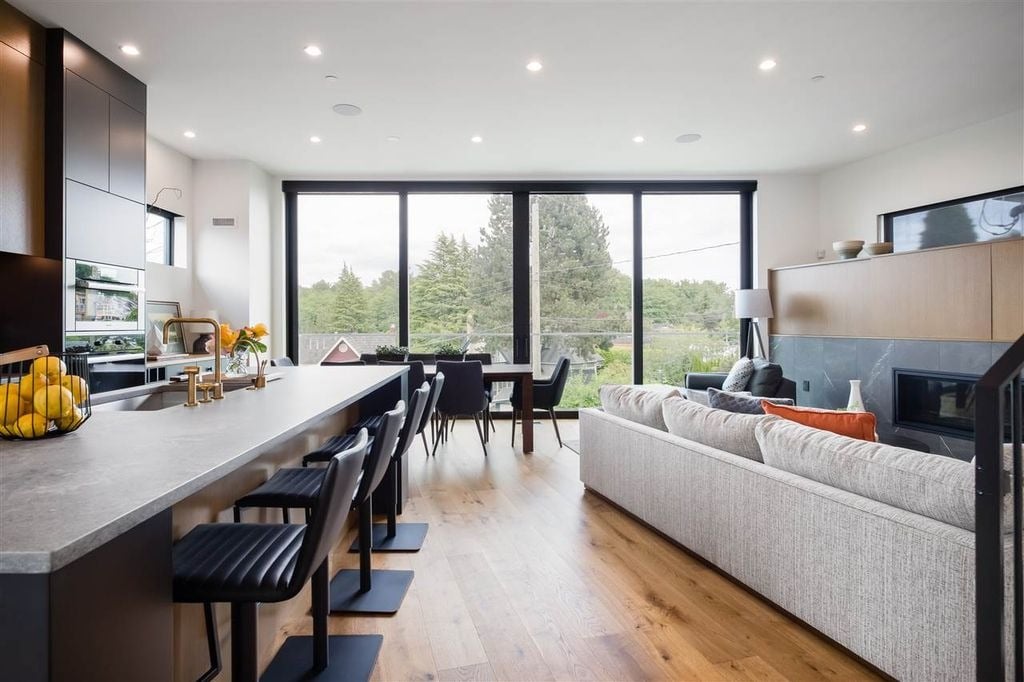 4385 Locarno Cres