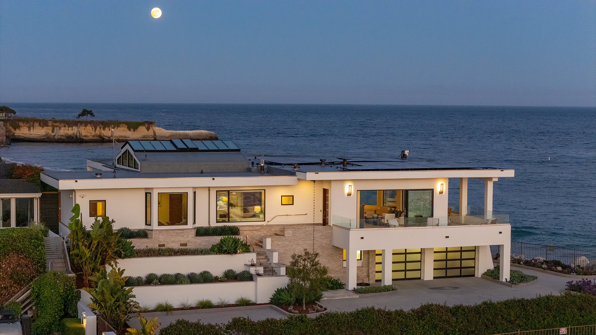 Contemporary Oceanfront Retreat