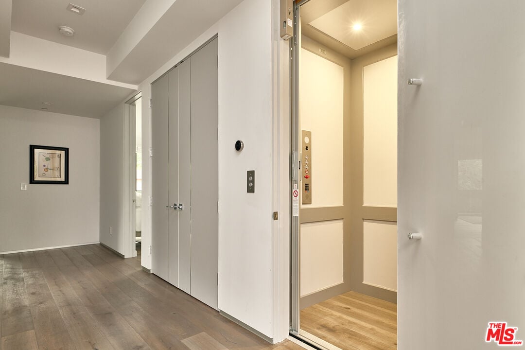 N Bowling Green Way, 90049