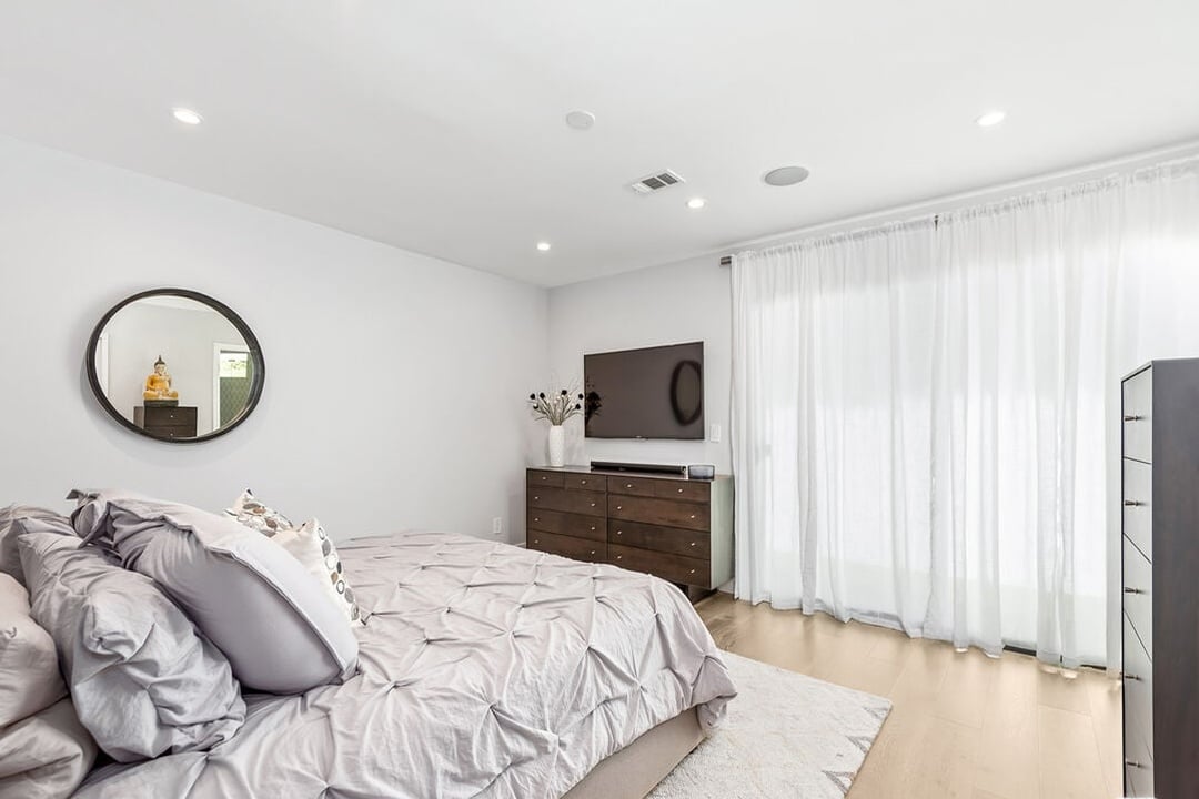 Atlas Manor, Mount Olympus Dr, 90046