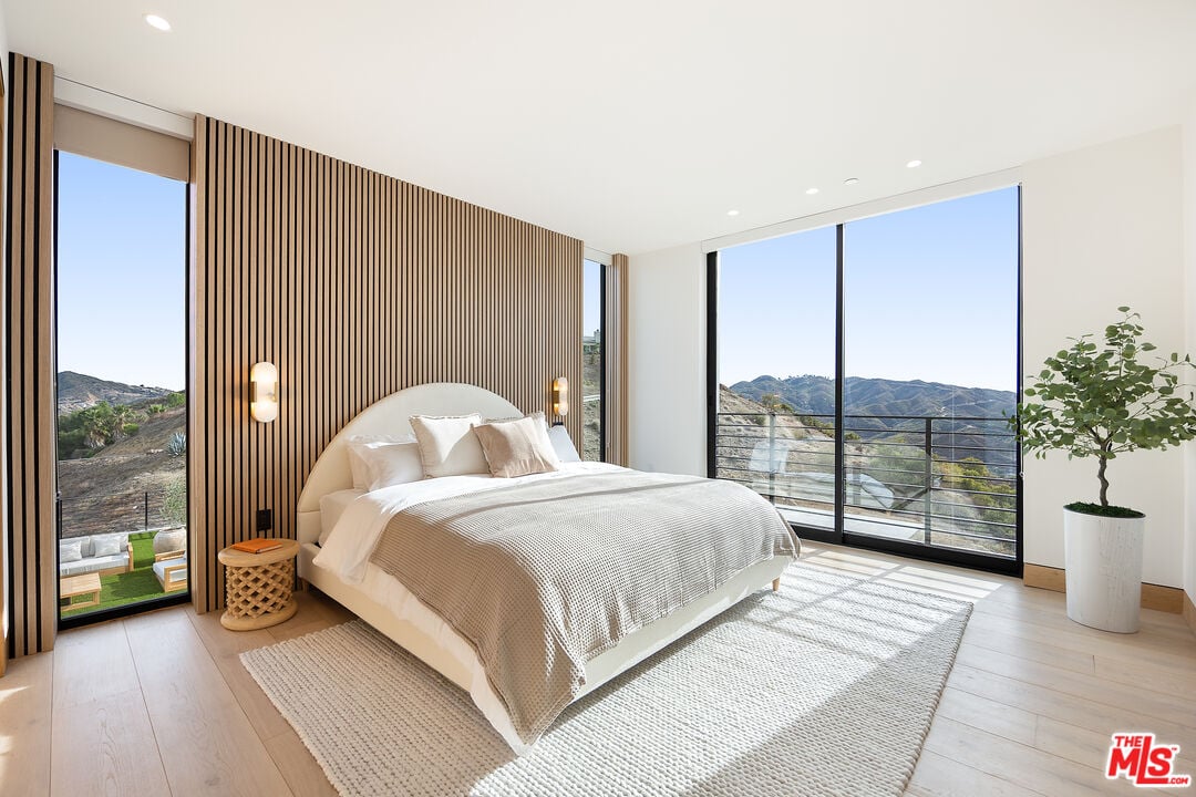 Mulholland Hwy, 90265