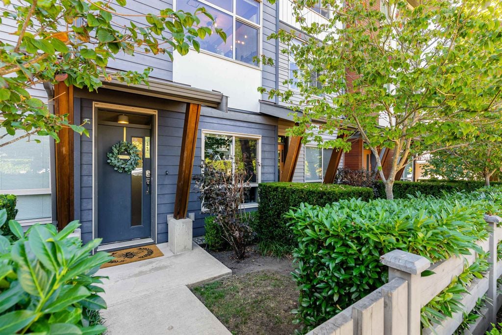 8473 163 St, #11