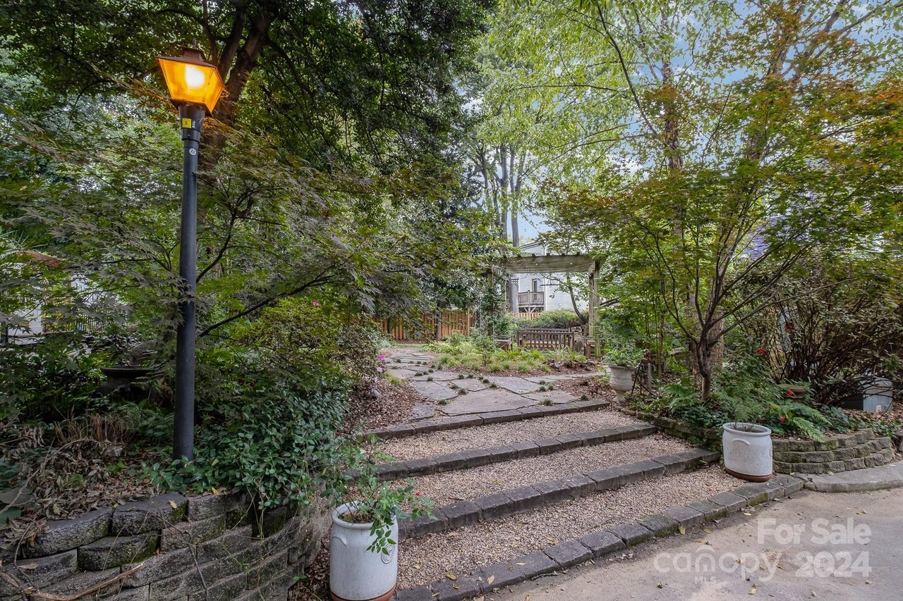 324 W 10th St
