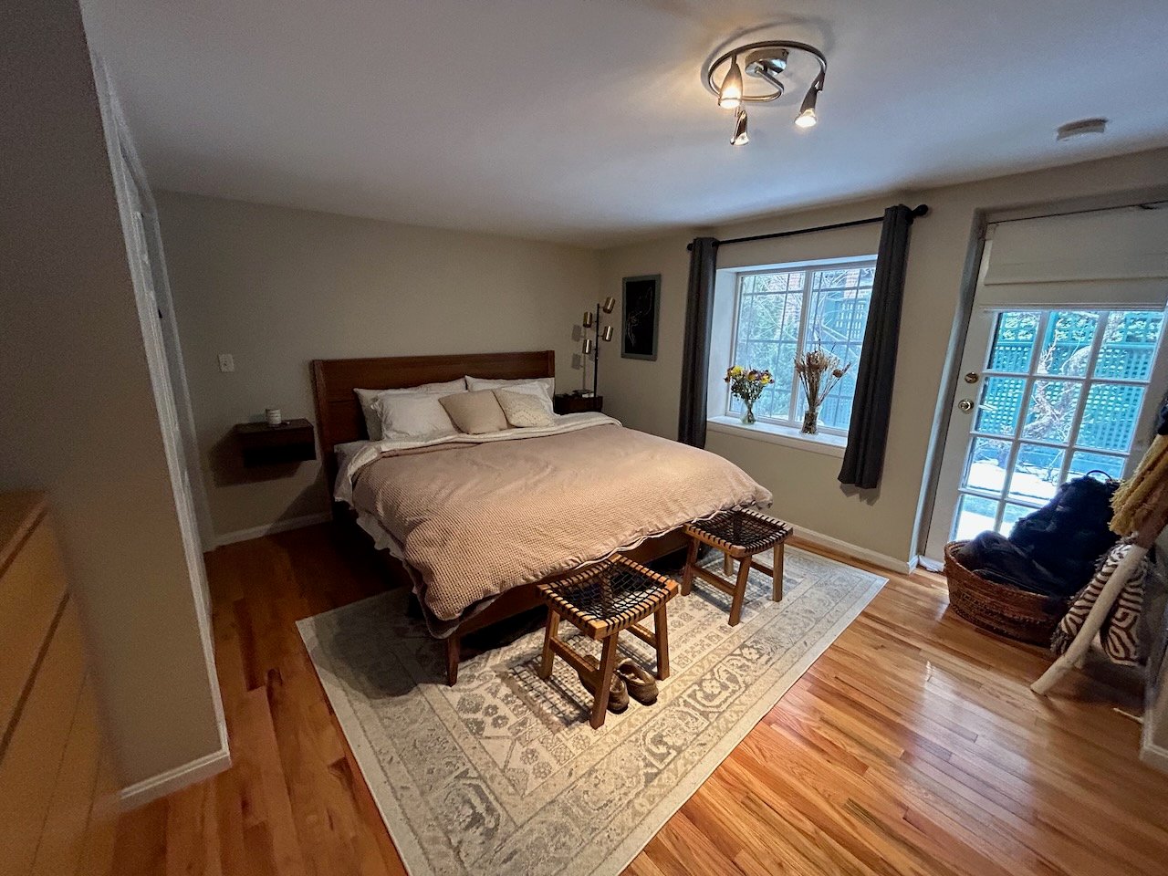 Warren Avenue - Private Entry 1 bed 1 bath w/ Laundry - Pets Negotiable! AVAILABLE MAY 1