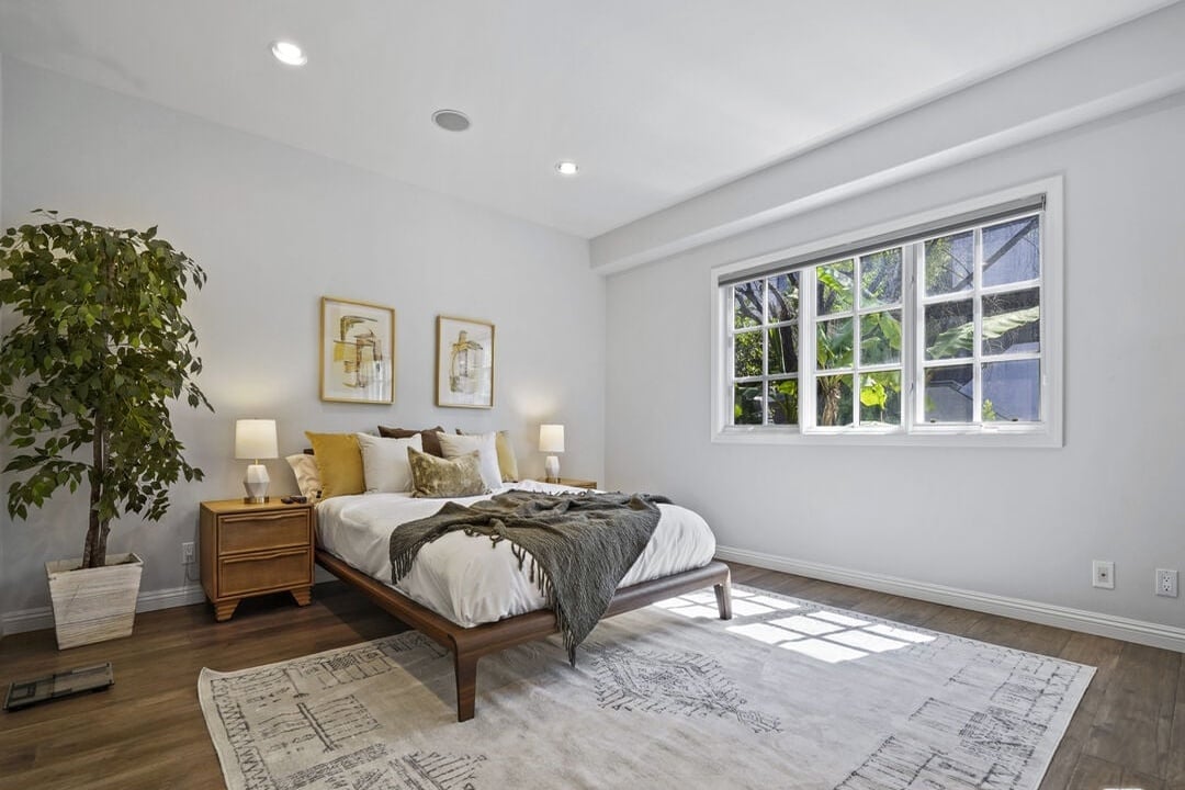 Solaris Manor, N Knoll Dr, 90068