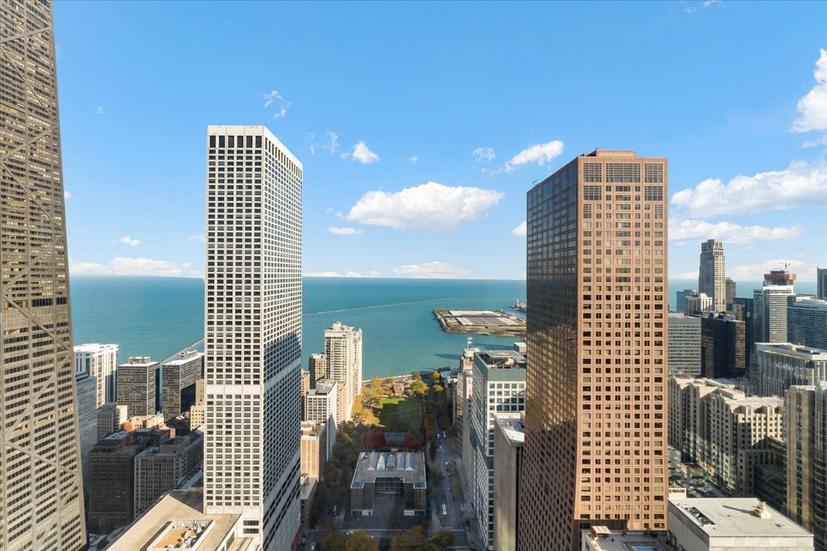800 N Michigan Ave 5501