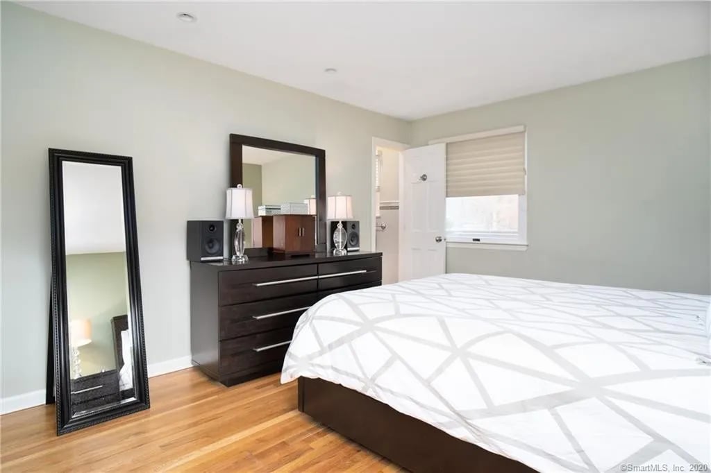 28 Surrey Dr, Norwalk