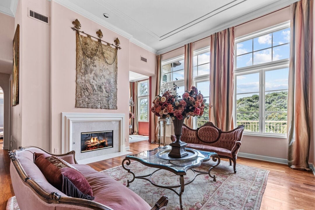 Buckingham Ln, 90077