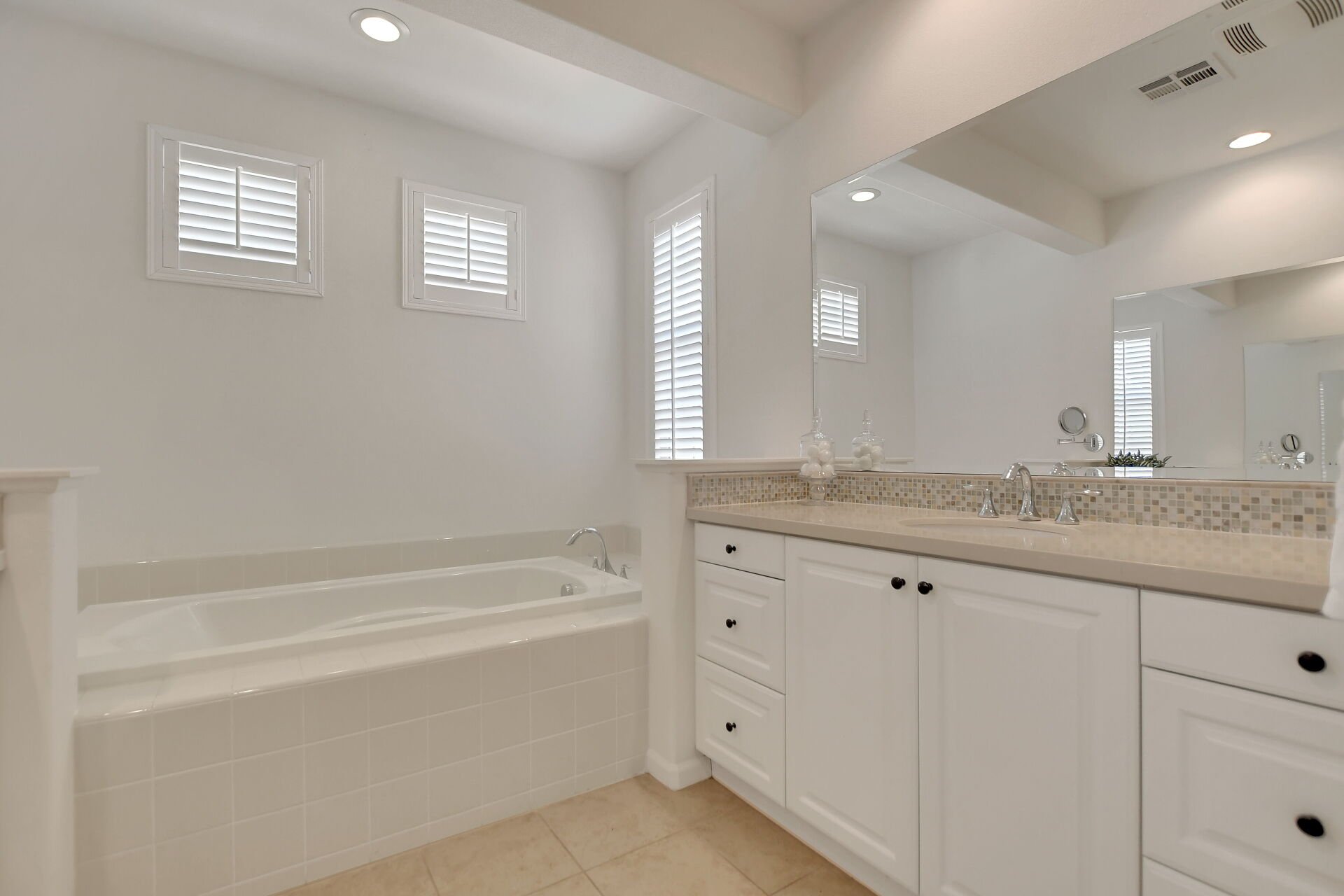 885 E Manresa