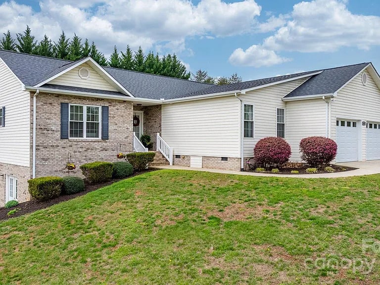 108 Whitehall Ln