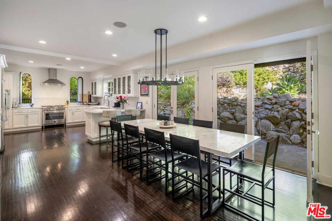 Velaris Estate, Laurel Canyon Blvd, 90046