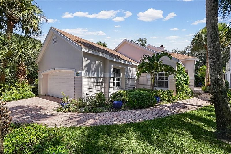8814 Lakeside Cir