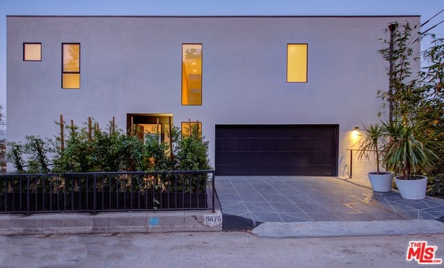 6876 Pacific View Dr