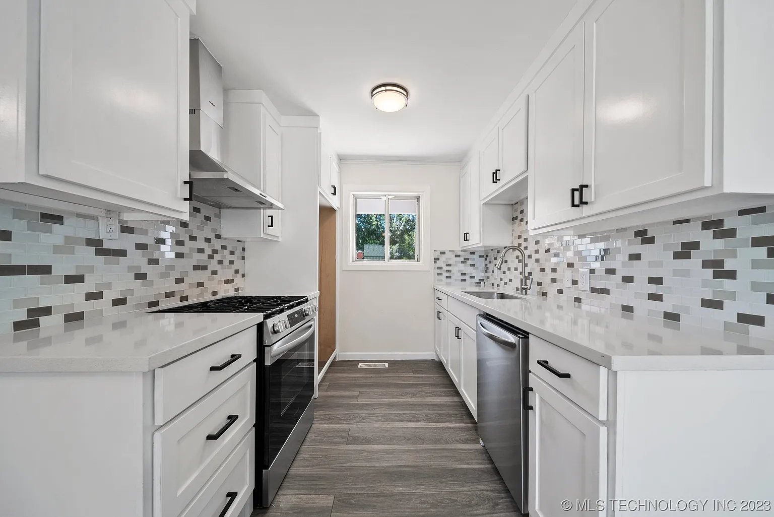 8961 E 33rd Pl
