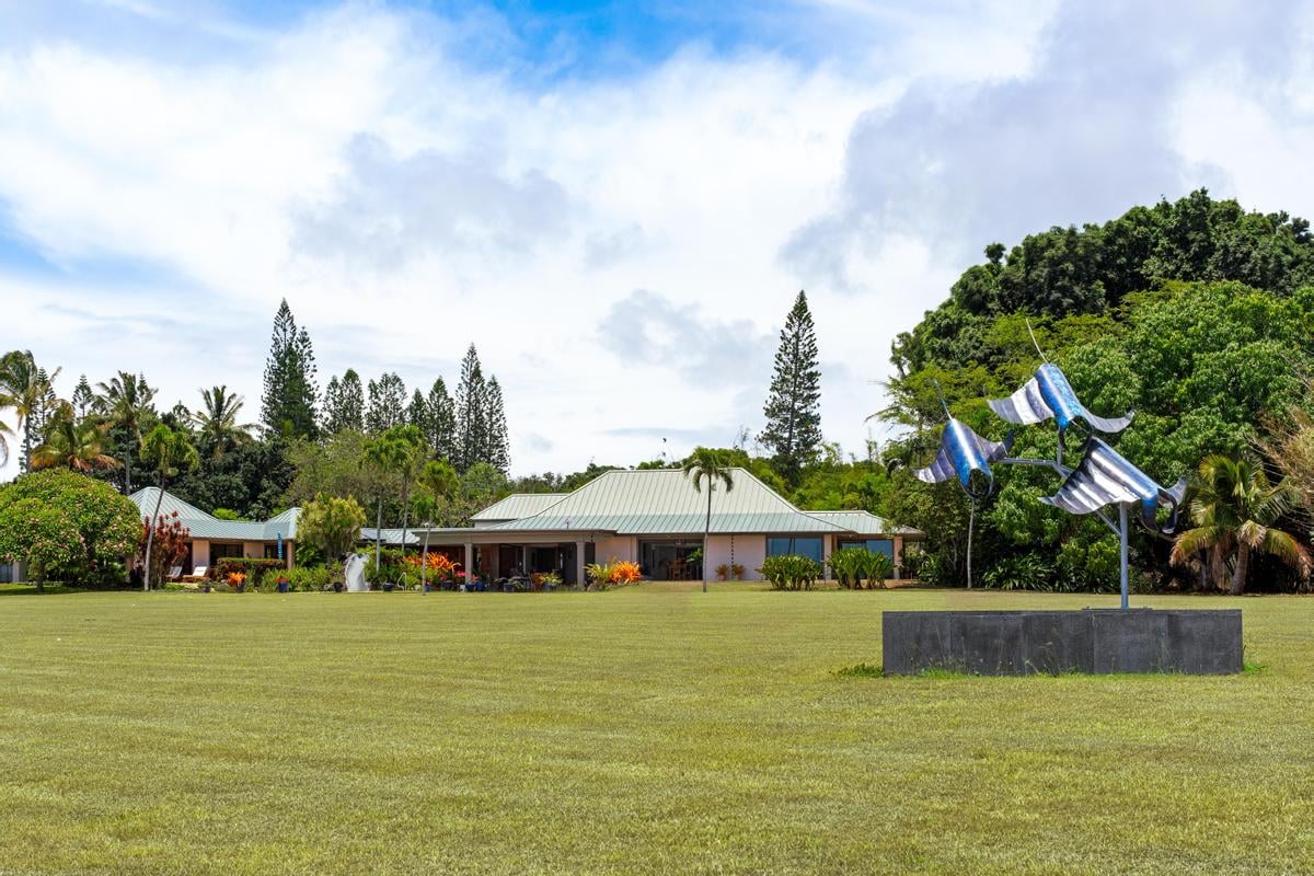 PUAKEA BAY DR - 11 ACRE ESTATE- 5 BEDROOM 6 BATHROOM RESIDENCE - RESORT STLYE POOL & SPA - $4,350,000