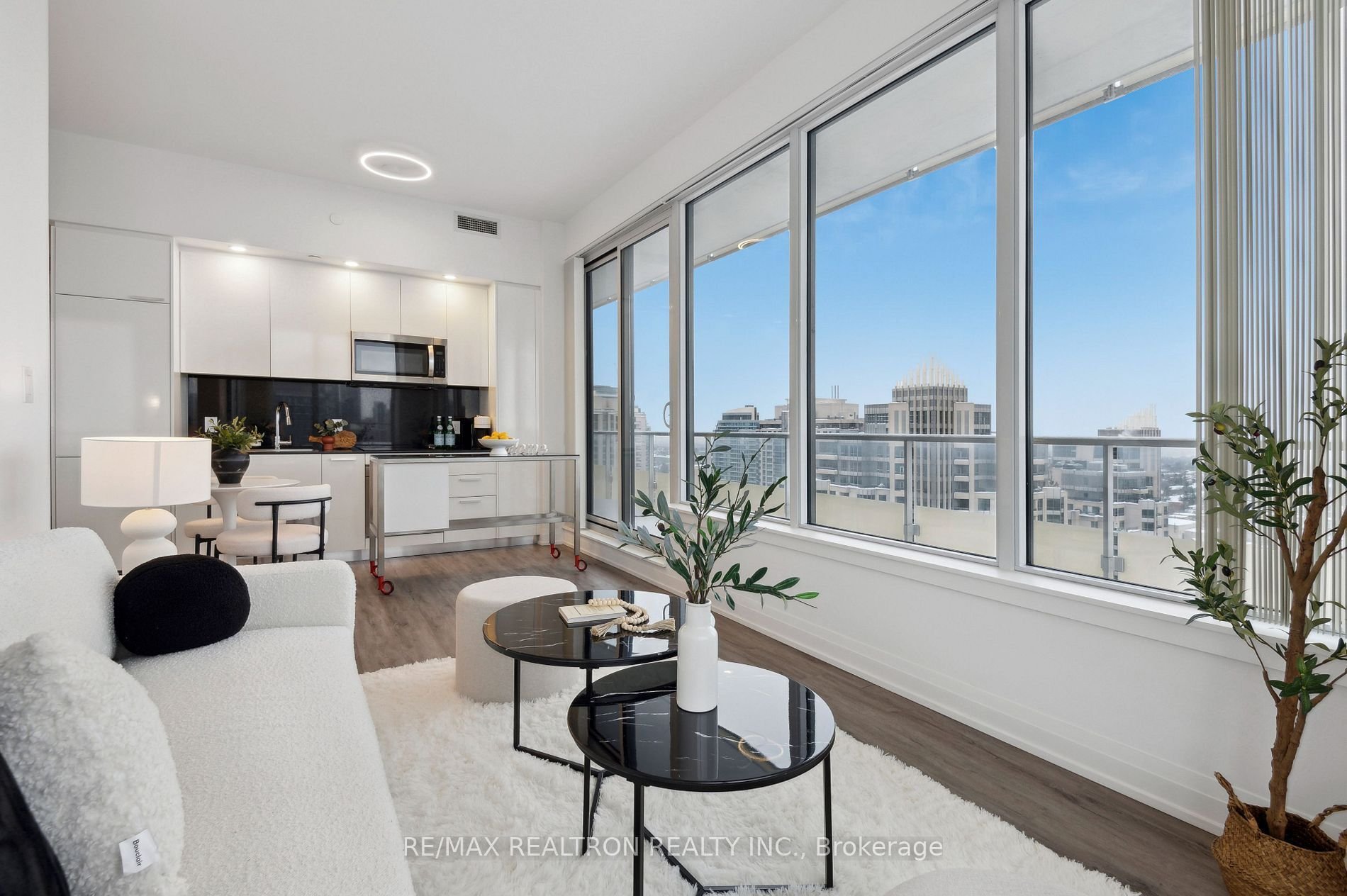 STUNNING, AIRY PENTHOUSE