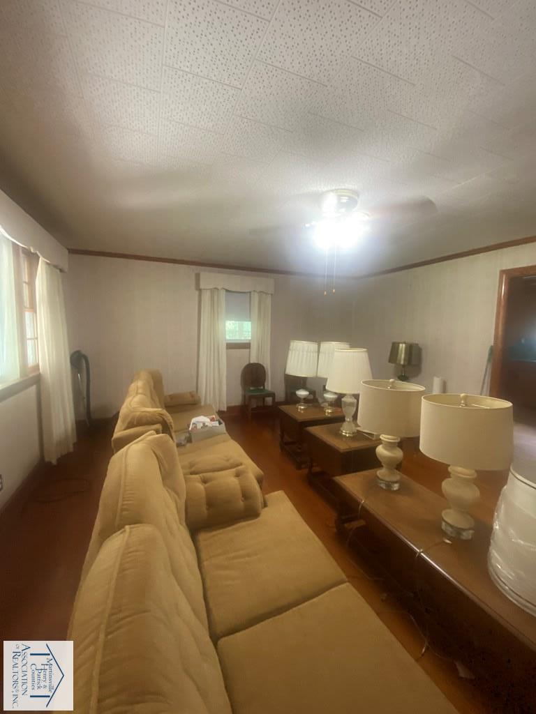 911 Log Manor Rd