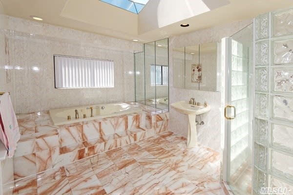 240 Willis Ave, Syosset