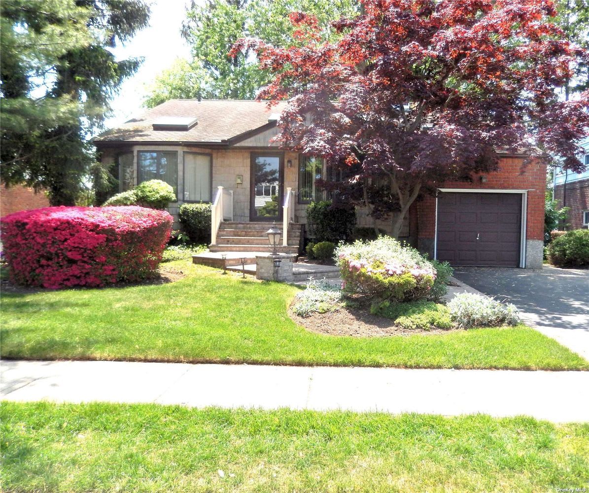 8 Ruth Rd, Plainview