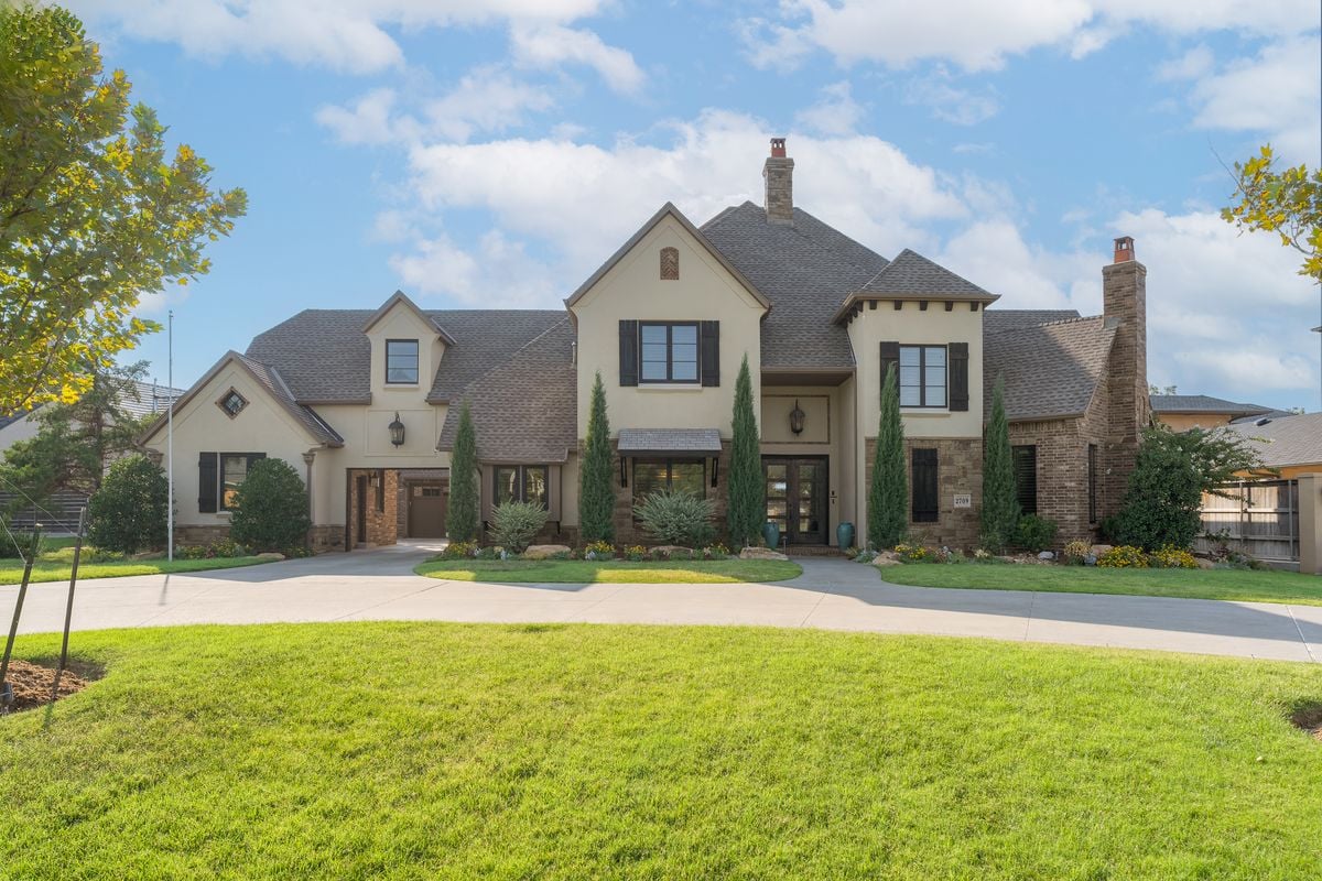Buying and Selling Luxury Homes in Nichols Hills, Oklahoma