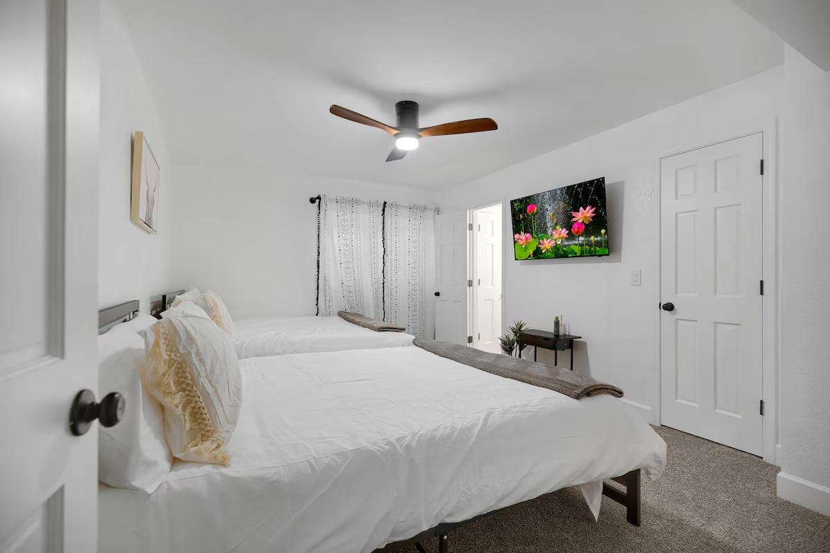 Huge Golf Course Home-Free Heated Pool/Theatre/Gym