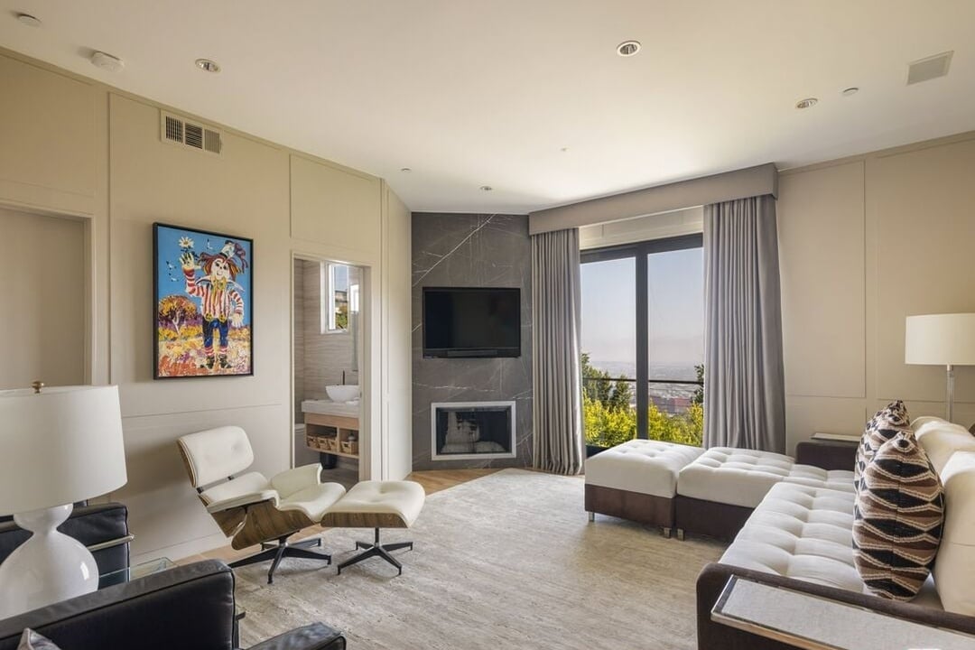 Aria Manor, Sunset Plaza Dr, 90069