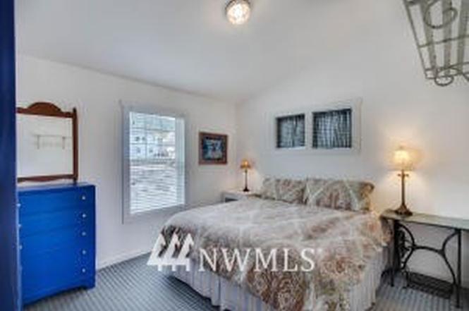 225 W Entiat Dr