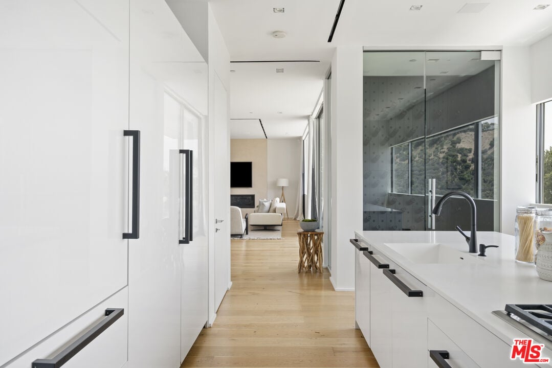 Nova Estate, Sunset Plaza Dr, 90069