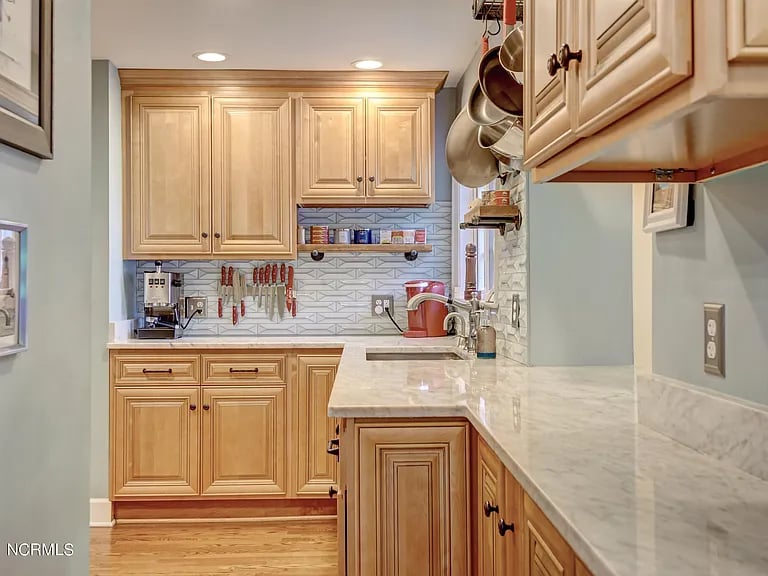 2301 Oleander Dr