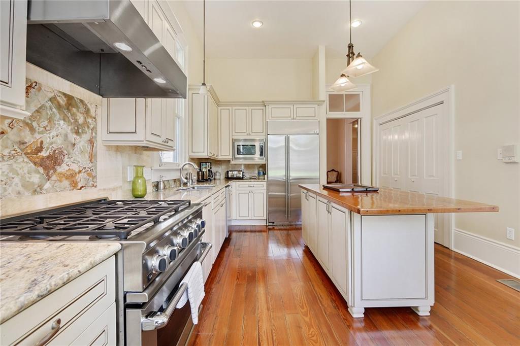 1672 Robert St