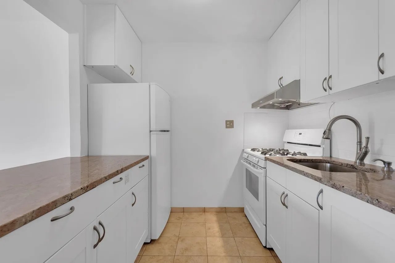 661 Warren St #3C