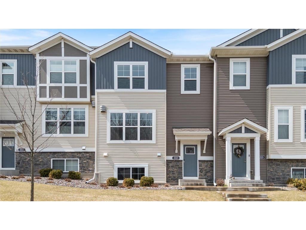 2223 Gateway Hill Road, North Saint Paul, MN 55109