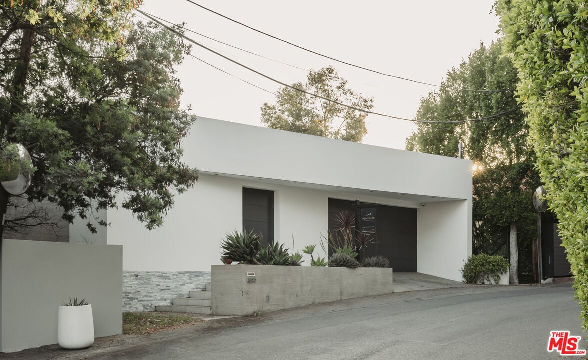 Nova Estate, Sunset Plaza Dr, 90069