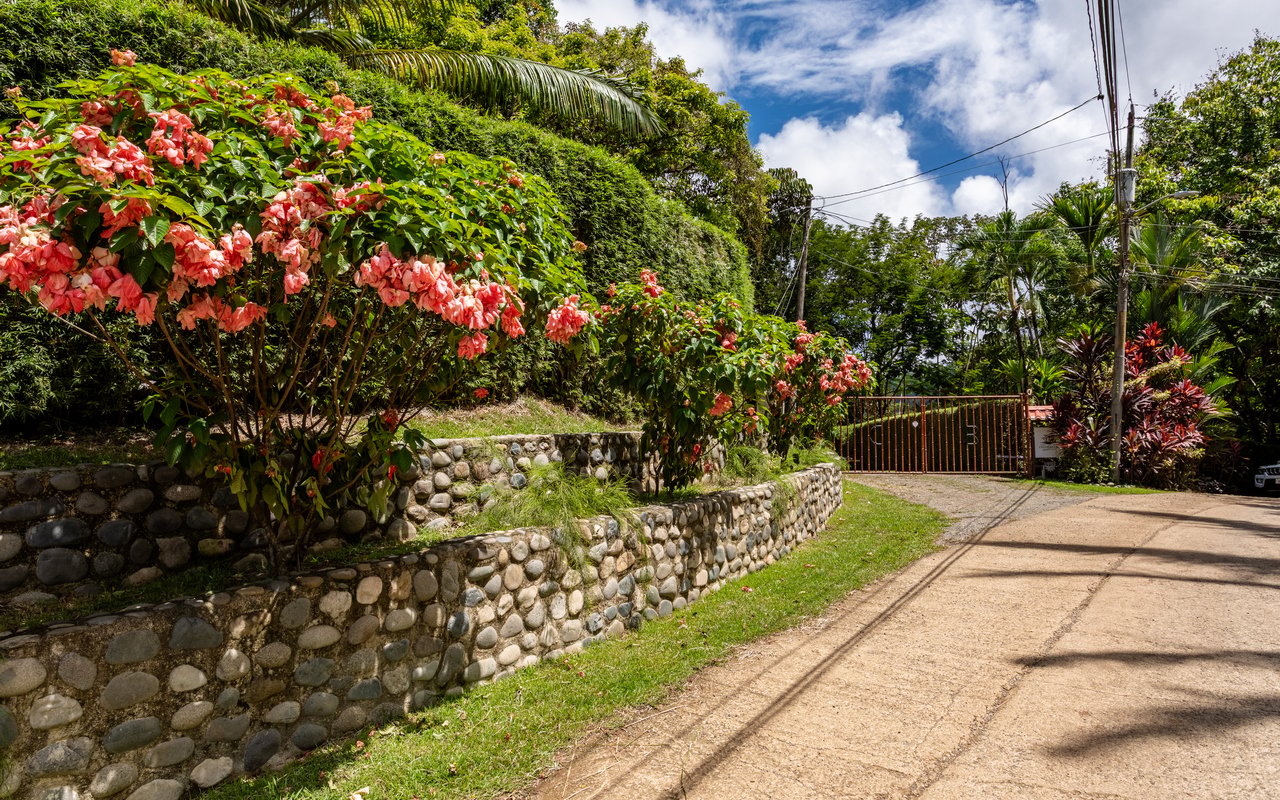 Tropical Getaway with Two Villas and Lush Gardens Near the Heart of Uvita