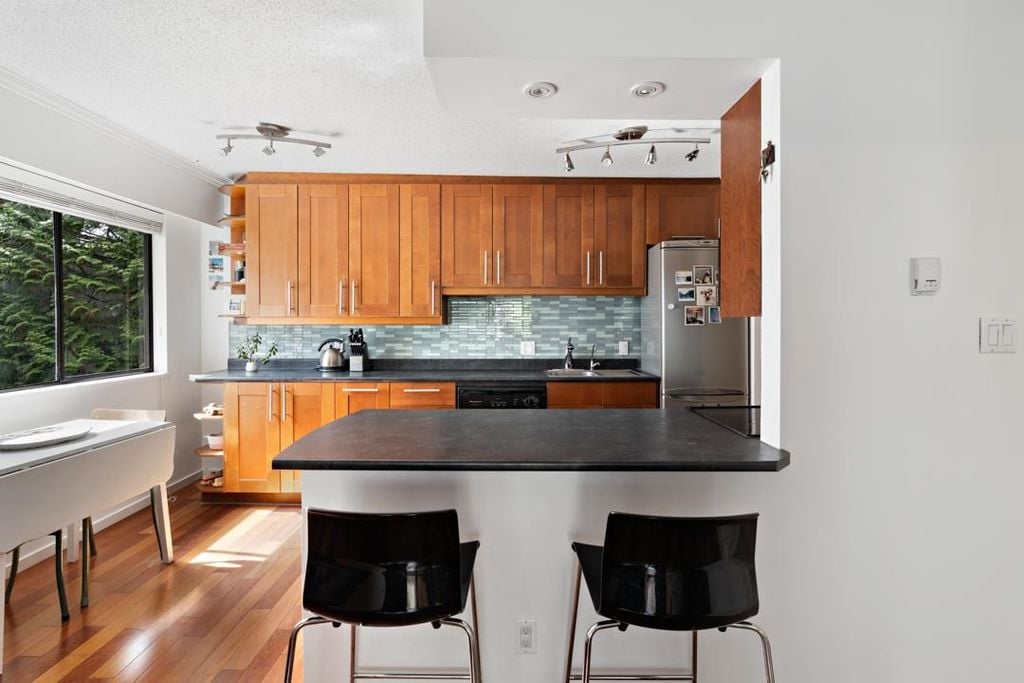 270 W 1st St, #202