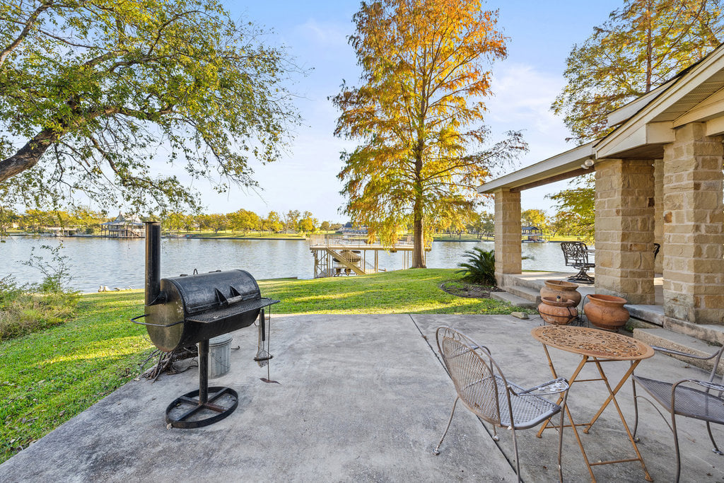 Stunning Waterfront Retreat in the Heart of Kingsland